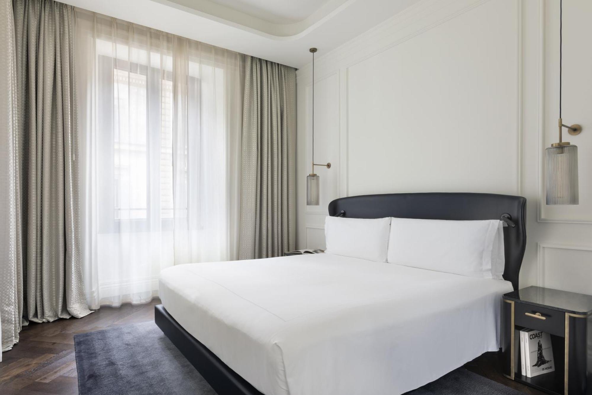 One-Bedroom Suite with Street View