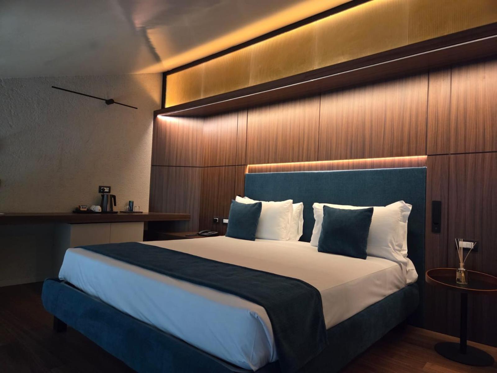 Deluxe Room,1648951694:JPEG
