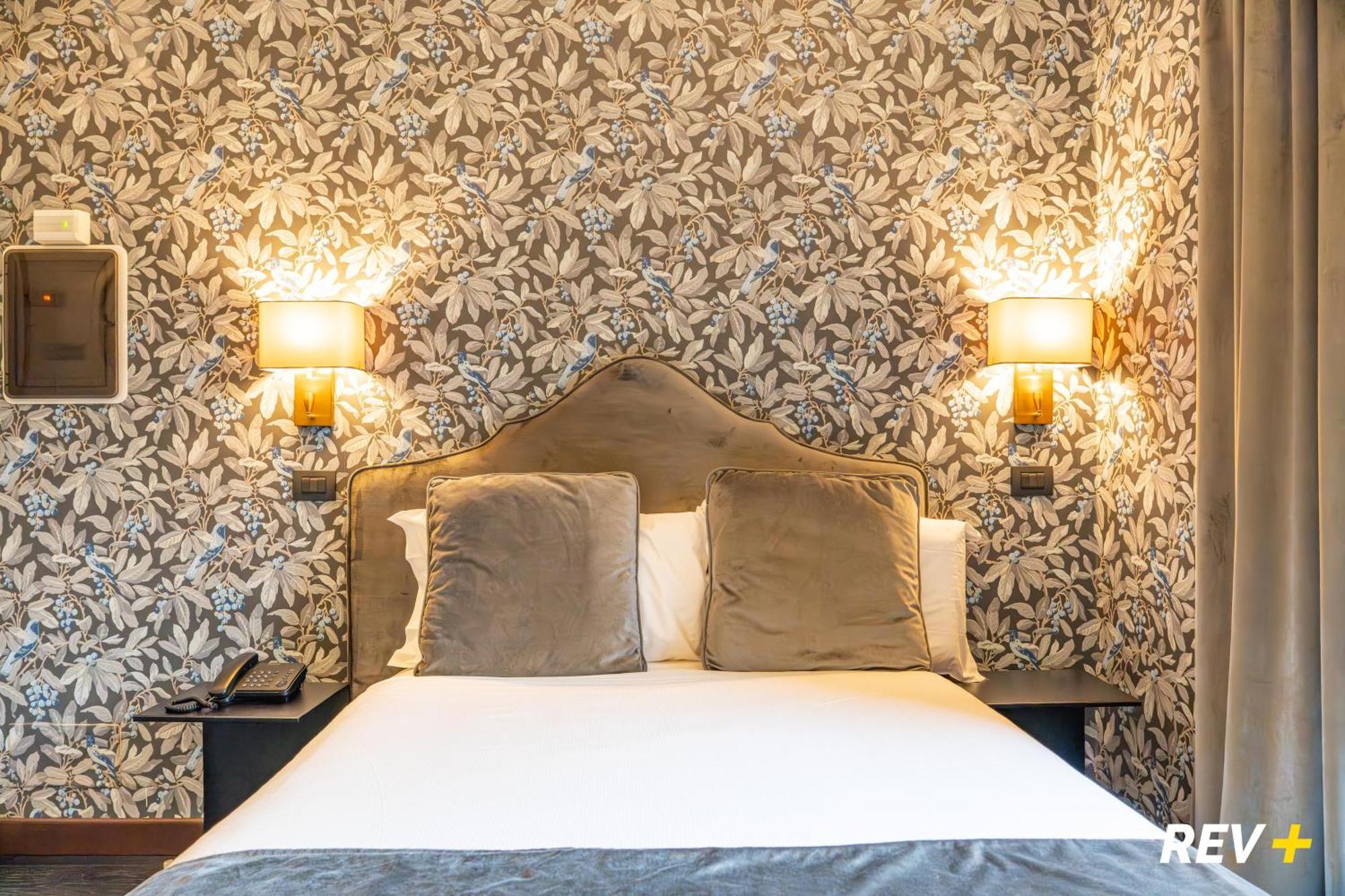 Double Room,1743164195:JPEG