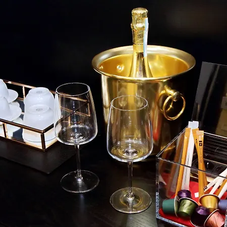 Spanish Diamond Luxury Suites & Jacuzzi-2